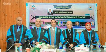 لجنة الحكم والمناقشة في جامعة المنيا