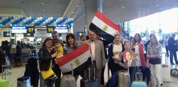 صورة السياح الروس فى طريقهم لزيارة مصر