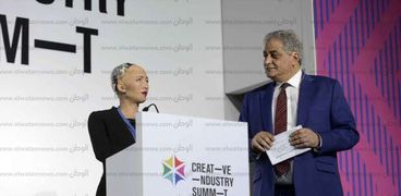 الروبوت صوفيا - قمة الصناعة الإبداعية بالقاهرة