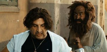 خالد الصاوي وخالد صالح في مشهد من فيلم «الحرامي والعبيط»