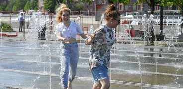فتاتان روسيتان تحاولان الهرب من درجات الحرارة المرتفعة في روسيا