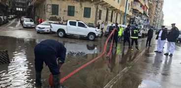 سحب المياه من شوارع الإسكندرية