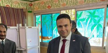 عبدالمنعم إمام يدلي بصوته في الانتخابات