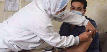 مواطن يتلقى لقاح كورونا بأحد مراكز التطعيم