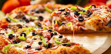 وجبة بيتزا تتسبب في إصابة 15 جزائرياً بالتسمم الغذائي
