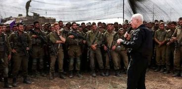 يوآف جالانت أثناء حديث مع جنود الاحتلال الإسرائيلي