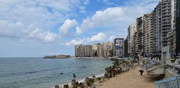 انحسار مياه البحر المتوسط على شواطئ الإسكندرية