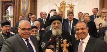 البابا مع السفير والقنصل المصريين بألمانيا