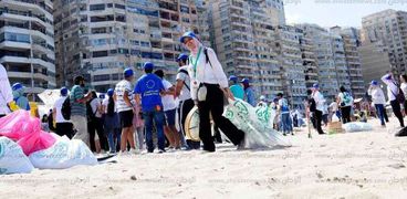 شباب مكتبة الإسكندرية ينظفون شاطئ المندرة لإعادة تدوير المخلفات والحفاظ على البيئة البحرية
