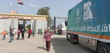 إدخال المساعدات المصرية عبر معبر رفح البري