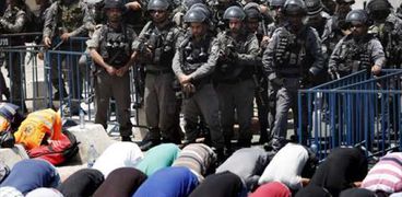 شرطة الاحتلال والفلسطينيون يؤدون الصلاة خارج الأقصى - صورة أرشيفية