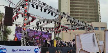 فرقة فنون شعبية تحيي احتفالية تأييد الرئيس السيسي في الدقي