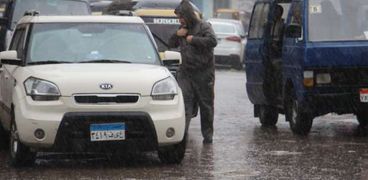 «صرف الإسكندرية»: استنفار كامل لسحب تجمعات مياه الأمطار من الشوارع (فيديو)