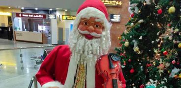 مطار القاهرة الدولي يستقبل روادة بمظاهر الإحتفال باعباد الكريسماس