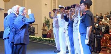 الرئيس السيسي يؤدي التحية العسكرية لأبطال حرب أكتوبر