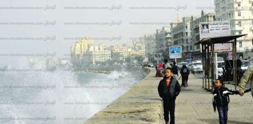 سوء الأحوال الجوية لم يمنع المواطنين من التمتع بكورنيش الإسكندرية