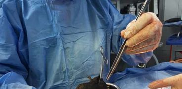 الدكتور طارق الكاسح خلال استخراج كتلة شعر من بطن شاب وزنت ٣ كيلوجرامات