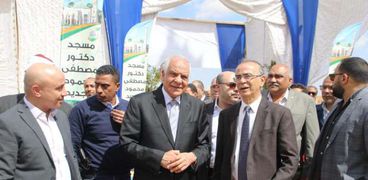 محافظ الجيزة خلال افتتاح مسجد د. مصطفي محمود