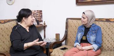 الفنانة سميرة عبدالعزيز في حوارها مع «الوطن» داخل منزلها