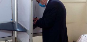 وزير الكهرباء أثناء التصويت في انتخابات مجلس النواب