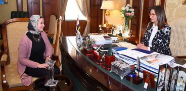السفيرة نبيلة مكرم وزيرة الهجرة خلال حوارها لـ«الوطن»