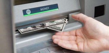 مصادر مصرفية: البنوك تخطر عملاءها رسمياً بفرض رسوم على عمليات السحب