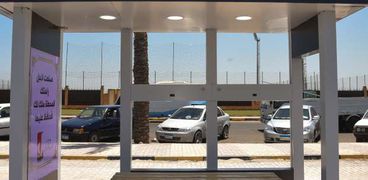 محافظ الإسكندرية يفتتح محطة إنتظار للاتوبيسات بشواحن للهاتف وإضاءة ليد وخلايا شمسية