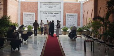 توافد الزوار على ضريح الرئيس الراحل حسني مبارك