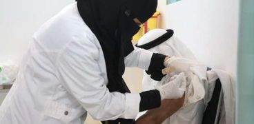 جانب من تطعيم أحد المواطنين لقاحات كورونا