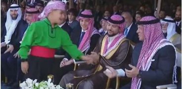 الطفل الأردني يقدم الورقة للملك