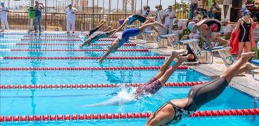 نادي الرياضات البحرية يستضيف بطولة السباحة