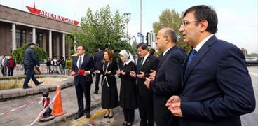 بالصور| رئيس الوزراء التركي يضع الورود بموقع "تفجيري أنقرة"