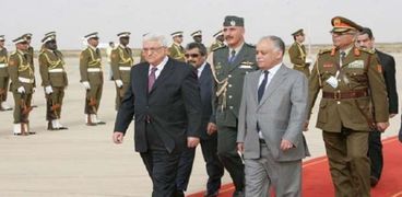 لحظة وصول عباس للأردن لحضور القمة العربية