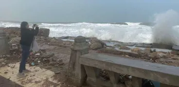 طقس الإسكندرية اليوم: رياح شديدة تصحبها ارتفاع الأمواج وهطول الأمطار