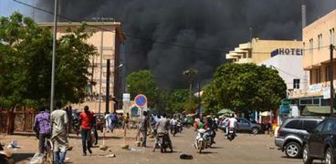 الدخان يتصاعد جراء الهجمات التي شهدتها عاصمة بوركينا فاسو