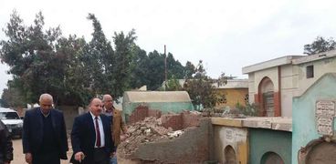 رئيس مدينة كفرالزيات بالغربية يطالب بتوفير أرض لإقامة مقابر جديدة.. ويحيل10 موظفين للتحقيق