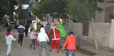 بابا نويل في شوارع الإسكندرية