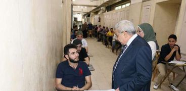 نائب رئيس جامعة طنطا يتفقد امتحانات نهاية العام بكليتى الحقوق والصيدلة