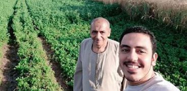 محمد عبد المقصود مع ابنه