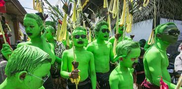 بالصور| بـ"أجساد خضراء".. سكان "بالي" يطردون الأرواح الشريرة