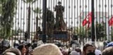 مظاهرات أمام البرلمان التونسى مؤيدة للقرارات الأخيرة ضد الإخوان