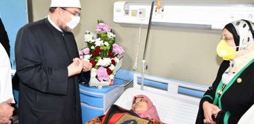 سيدة الشهامة بحلوان خلال زيارة وزير الأوقاف لها بالمستشفى - أرشيفية