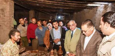 محافظ الشرقية يتفقد أفران تصنيع الفخار في قرية المشهدي بالزقازيق