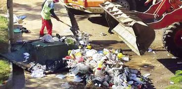 بلدوزر الحي وصناديق القمامة المكسورة