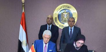 جانب من توقيع البروتوكول بين "مصر إيران" و"تنمية المشروعات الصغيرة"