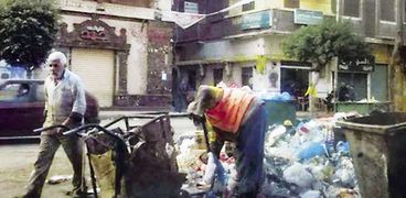 القمامة تسد شوارع الفقراء بالإسكندرية