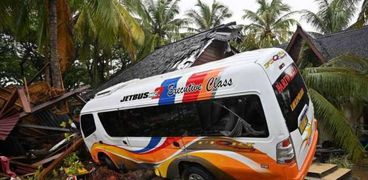 مصرع 24 شخص وإصابة آخرون في سقوط حافلة بأندونيسيا