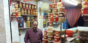 الحاج ناصر محمود في المحل الخاص به