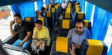 مواطنون يستقلون «باص شبرا - المطار» الجديد