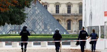 عناصر من الشرطة الفرنسية يقومون بدورية أمام متحف اللوفر المغلق لأسباب أمنية في باريس